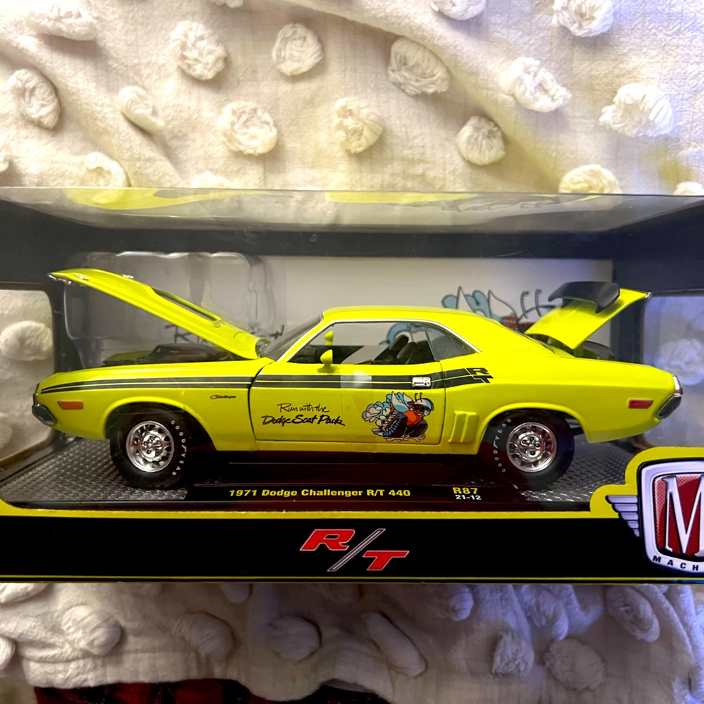 NIB Die Cast Dodge Charger 1:24 scale